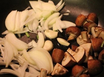 step4: 熱炒鍋, 用少許油爆香蒜頭與蔬菜類