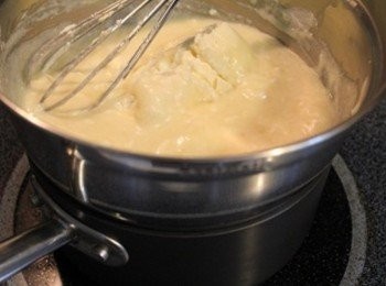 step2: 攪拌鍋裡, 先把奶油乳酪/糖/吉利丁粉利用隔水加熱方法攪拌均勻
