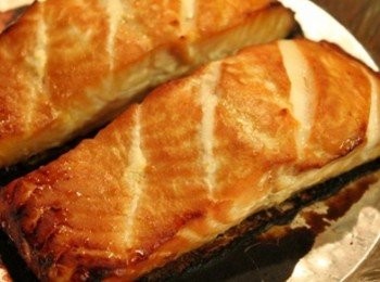 step4: 用350度F/175度C烤23-25分鐘, 或至鮭魚烤熟即完成. ** 如果鮭魚比較厚, 烤的時間相對會加長