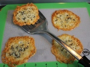 step2: 以375度F 或 180度C 烤8-9分鐘. 出爐後待涼1分鐘後, 用鍋鏟取出即可