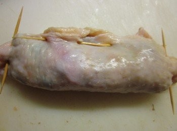 step6: 將雞皮捲起,用牙籤固定