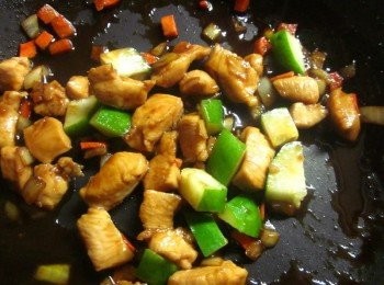 step3: 將小黃瓜丁.辣椒.蔥段放入2.稍拌即可上桌