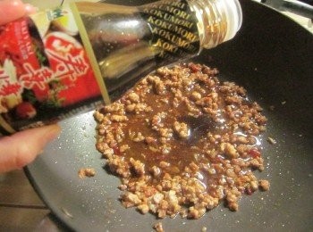 step3: 米酒沿鍋邊嗆鍋,加入豆瓣醬炒到香氣出來,淋上榖盛壽喜燒