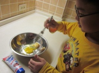 step2: 2個雞蛋加1個蛋黃放盆中打散
