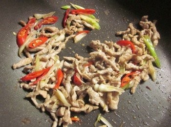 step4: 原鍋下蒜白.辣椒片.稍炒,再加入肉絲炒到半熟