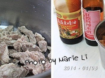 step3: 取一只深鍋，放進香料包、牛肉、蕃茄和洋蔥塊 水加至八分滿，倒點米酒、約兩大匙素蠔油、糖酌量 再將已爆香的蔥段放進去‧‧‧