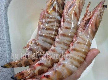 step1: 剪去頭部、蝦尾的尖刺和蝦腳，清除蝦頭內的污物，在背部切開去腸，洗淨