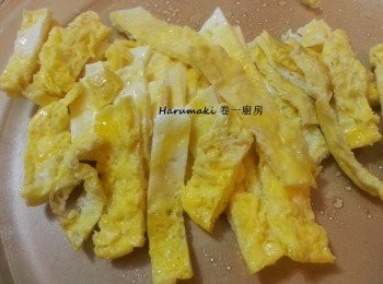 step7: 蛋: 可併炒或另一熱煎鍋煎好然後切絲放碟鋪面
完成
用心製造, 必有進步