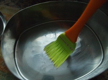 step5: 用少許油塗勻容器裡 (玻璃或金属, 切勿用膠質)