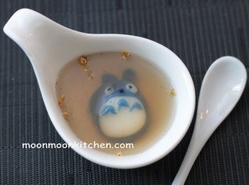 step12: .煲一小煲湯水，水滾輕力放下湯圓，待定了形才輕輕撥動以免痴底，煮約2分鐘即成。