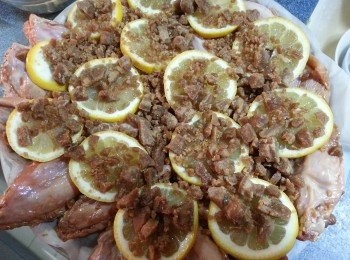 step5: 將檸檬舖上<a href="https://bit.ly/3zHU5V3" target="_blank" data-keyword="雞翼" class="guide-link"><strong>雞翼</strong></a> <span style="display:inline-block;vertical-align:middle;margin-top:-3px;color:initial;border-radius:3px;padding:2px 3px;font-size:12px;line-height:14px;background:#87d300;color:#fff;">即買</span> 面,再將片糖舖在檸檬上面