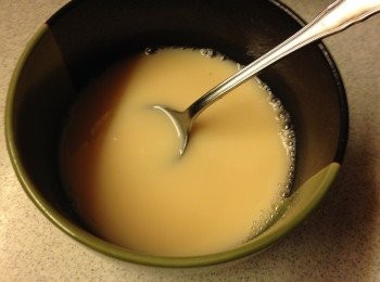 step4: 益力多放室溫，魚膠粉用20ml熱水開溶，然後加入益力多