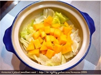 step3: 將芒果切成一口大小的塊狀後，放置於萵苣葉片的上面。