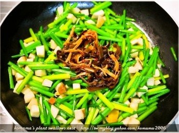 step5: 最後依照個人對於麻辣的接受度，適量添加麻辣黑菇醬來一同拌炒。