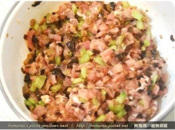 step6: 放入鹽巴來調味，並攪拌均勻，此時也可自行添加胡椒粉或辣椒粉來增味。