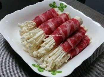 step2: 放一撮甘菇在牛肉上， 卷起成卷狀， 缺口向下。
