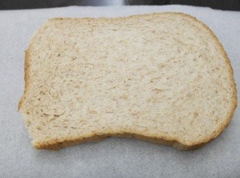 step1: 首先將吐司放在烘焙紙上!!! 兩邊的直角稍微去掉~~~