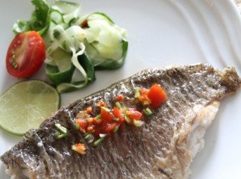 step2: 取一容器加入<span class="group_2">泰式酸辣醬</span>料後將調味料拌勻，先嘗味道調和至喜愛的酸辣鹹味後，取一小碟裝取適量的沾料，將小黃瓜片、新鮮檸檬片、芫荽葉、青芒果絲拌入剩餘的調味料醬汁中拌均勻盛入盤中，上面擺上魚片淋上醬料或用沾食皆可。