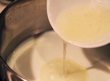 step1: 把蛋白打勻, 備用 ; 將砂糖、乾燥玫塊花瓣加入牛奶中, 小火加熱拌勻至砂糖完全溶解，再將已打勻的蛋白倒入牛奶液中，拌勻