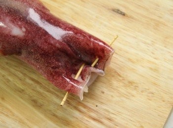 step3: 將炒好佐料填入透抽肚中至8分滿，用牙籤將開口封住。