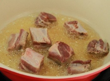 step2: 鍋倒約3大匙油加熱，肉排以紙巾擦乾水份放入鍋中煎至四面呈金黃色取出。