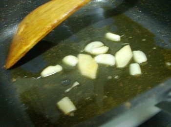 step2: 2.熱鍋後放入油1大匙先爆香薑片和蒜頭