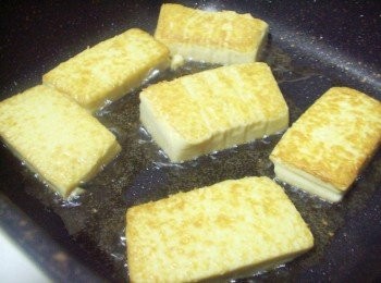 step3: 步驟3用中小火將豆腐兩面煎至外層金黃香酥