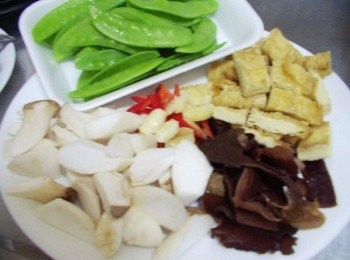 step1: 1.先準備好所需<span class="group_1">材料</span>ˊ荷蘭豆將兩邊出粗纖維去除ˊ 其他<span class="group_1">材料</span>處理成適當大小備用