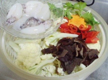 step1: 先準備好所需<span class="group_1">材料</span>ˊ白花椰菜去除粗纖維ˊ配料處理成適當大小ˊ 小花枝去好內臟備用。