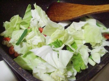 step3: 接著加入高麗菜快炒均勻