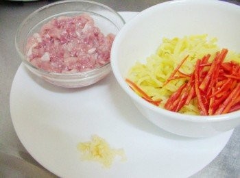 step1: 先準備好所需<span class="group_1">材料</span>ˊ淡菜依購買品牌不同ˊ要依鹹度沖洗處理乾淨ˊ 肉絲先以<span class="group_2">肉絲<span class="group_3">調味</span></span>處理ˊ辣椒切細絲ˊ蒜頭切細末備用