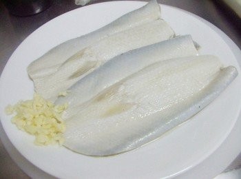 step2: 先準備好所需<span class="group_1">材料</span>ˊ虱目魚解凍清洗後ˊ確實擦乾水份ˊ並抹上少許海鹽ˊ 蒜頭切細末備用
