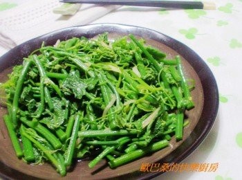 step5: 少許麻油剛好平衡了龍鬚菜的涼性ˊ 也讓簡單清炒菜更香更好吃喔。 喜歡的動手試試看。