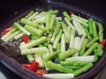 step3: 接著加入蘆筍略為拌炒(不用1分鐘)