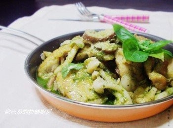 step7: 隨意再灑上少許帕瑪森起司粉 ˊ和葉片裝飾ˊ 有著迷人風味的【<span class="group_2">青醬</span>鮮菇嫩雞】就完成囉。