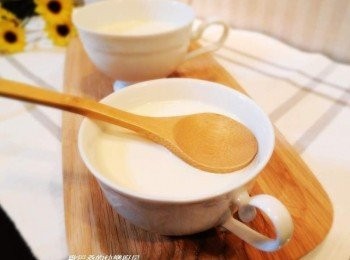 step6: 準備支湯匙ˊ如果成功湯匙就不會沉下。 細嫩可口~【薑汁撞奶】就完成囉。