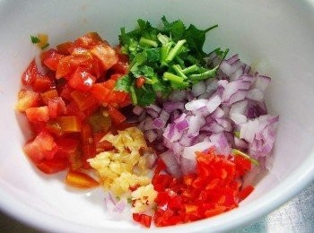 step2: 接著先處理莎莎醬所需<span class="group_1">材料</span>ˊ 蕃茄1/2個ˊ紫洋蔥1/4個洗淨後擦乾切小丁ˊ 辣椒1根ˊ蒜頭1瓣ˊ香菜1~2株切細末ˊ檸檬擠汁備用