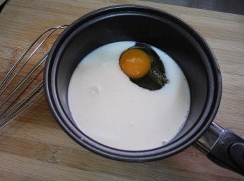 step5: 將雞蛋/鮮奶/蜂蜜/以打蛋器拌勻