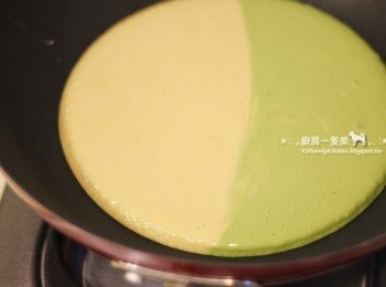 step5: 不沾平底鍋以小火燒熱，雙手各持原味麵糊盆、抹茶麵糊盆，同時從鍋子的左右兩邊平均倒入。(麵糊會自己慢慢融合成一個圓形)