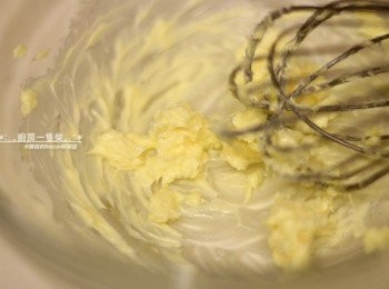 step5: 室溫回軟的無鹽奶油30g放入盆中，以攪拌器打至乳霜狀。
