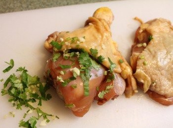 step1: 雞肉用少許醬油, 糖, 跟水醃一小時備用 將雞肉的皮跟肉輕輕劃開, 並將適量的香菜末及蒜末塞在皮肉中間