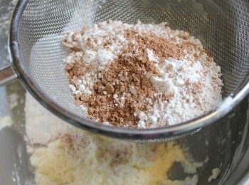 step3: 篩入低筋麵粉+可可粉