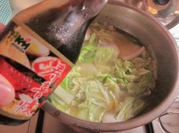 step4: 將大白菜.鴨肉.榖盛壽喜燒2大匙.蒜仁以小火燉煮1.5-2小時至鴨肉軟嫩