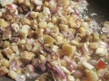 step5: 續加蒜頭及紅葱頭片用中小火炒香(火勿過大,紅葱頭易焦)