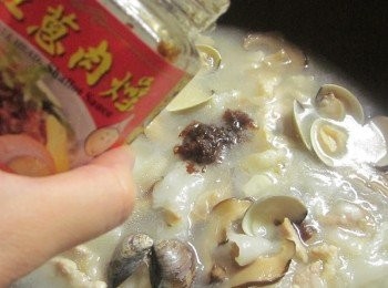 step6: 起鍋前舀上一匙香噴噴的牛頭牌紅蔥肉燥,灑上芹菜末或香菜末.白胡椒即可