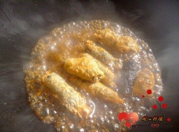 step7: 放入炸好的海苔腐皮捲,拌勻