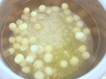 step2: 倒掉泡的水，材料放入深鍋，加水高過材料約3公分。入電鍋，外鍋加水3米杯，約480ml。蒸到開關跳起，再悶半小時。