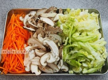 step1: 先把麵條用熱水煮一下，沖去油份，鮮冬菇，甘筍，椰菜，全部切絲