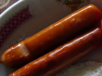 step1: 雞肉腸解凍用水洗灣淨放入少許油平底鑊小火煎(不時返動)至腸微漲轉色便關火扯起掃上蜜糖