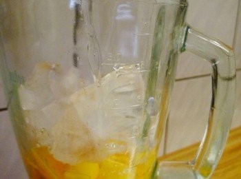 step2: 將4/5(約500g左右)的芒果丁倒進果汁機(或食物調理機)，加入水、冰塊、砂糖將之分次攪碎均勻，留取約1/5(約100g)芒果丁備用。